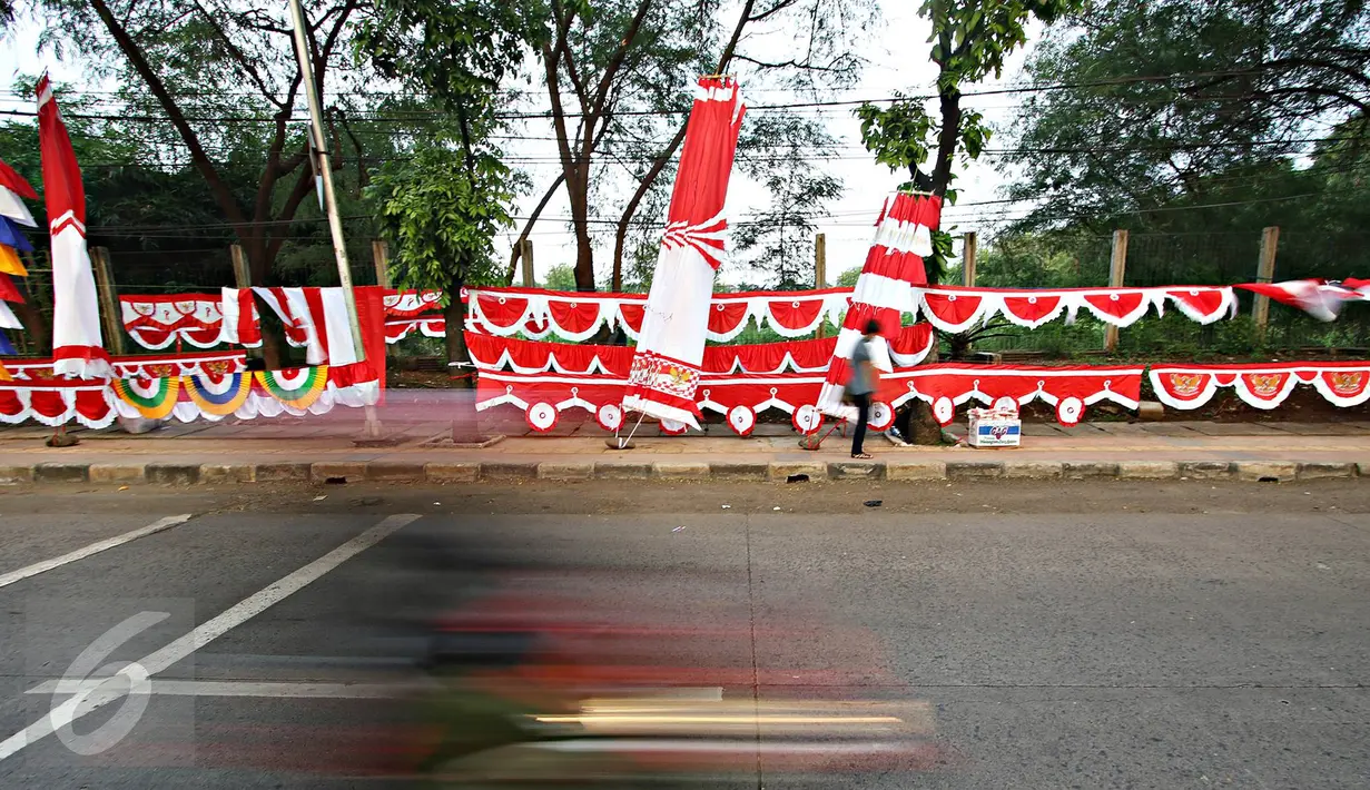 Bendera dan umbul-umbul yang dijual di kawasan Tanjung Barat, Jakarta, Senin (1/8). Jelang hari kemerdekaan, pedagang bendera mulai bertebaran. (Liputan6.com/Immanuel Antonius)