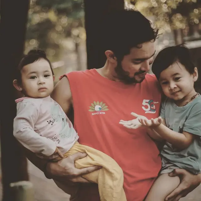 Kerap Berperan Antagonis, Ini 6 Potret Hangat Donny Michael Momong Anak