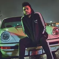 Pasangan kekasih The Weeknd dan Selena Gomez lama tak tersiar di muka publik. Seperti yang diketahui bahwa keduanya tengah sibuk dalam karier bermusiknya. Namun ternyata, The Weeknd punya permintaan untuk pacarnya. (Instagram/theweeknd)