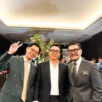 Potret Ferry Salim dan putranya Brandon bersama Seungri eks Bigbang di pernikahan Putri Sudali. [Foto: Instagram/ferrysal1m]