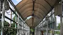 Pejalan kaki melintasi jembatan penyeberangan orang (JPO) di Jalan Sudirman, Jakarta, Jumat (27/4). Nantinya, JPO sepanjang Jalan Sudirman hingga Thamrin akan direvitalisasi dengan tema Asian Games. (Liputan6.com/Arya Manggala)
