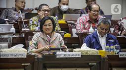 Menteri Keuangan Sri Mulyani (kiri) bersama Wakil Menteri Keuangan (Wamenkeu) Suahasil Nazara mengikuti rapat kerja dengan Komisi XI DPR di Nusantara I, Kompleks Parlemen MPR/DPR-DPD, Senayan, Jakarta, Kamis (8/6/2023). (Liputan6.com/Faizal Fanani)