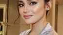 Melihat dari dekat potret cantiknya paras Syifa Hadju. Dengan riasan wajah bold bernuansa kecokelatan yang lembut, pulasan lipstik merah muda yang glossy menambah kesempurnaan dari keseluruhan penampilan Syifa Hadju di foto ini. Foto: Instagram.