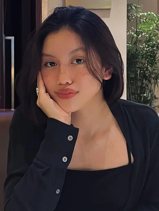 <p>Mereka terlihat kompak mengenakan busana warna hitam. "Always forever," tulis Laura sebagai keterangan foto. [Foto: instagram.com/1auramm]</p>