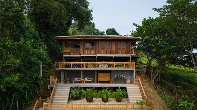 Model Rumah Panggung Sederhana yang Cocok di Lahan Miring (AI)