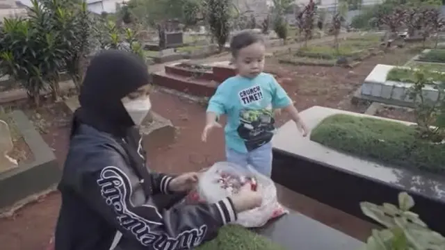 Selalu Ungkap Kerinduan, Ini 6 Momen Fuji Bawa Gala Ziarah ke Makam Vanessa dan Bibi