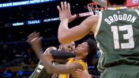 Center Milwaukee Bucks, Greg Monroe (kiri), mendorong guard Los Angeles Lakers, Nick Young, dalam laga NBA di Staples Center, Jumat (17/3/2017). (Bola.com/Twitter/NBAcom)