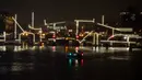 Karya seni berjudul "Nacht Tekening" atau Night Drawing oleh Krijn de Koning menghiasi Jembatan Skinny Amsterdam selama Amsterdam Light Festival di ibu kota Belanda, 27 November 2019. Festival dengan tema "DISRUPT!" ini digelar mulai 28 November hingga 19 Januari 2020 mendatang. (AP/Peter Dejong)