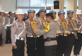 Kapolda Metro Jaya Irjen Pol Karyoto menjatuhkan sanksi berupa Pemberhentian Tidak Dengan Hormat (PTDH) alias pemecatan kepada 31 personelnya usai terbukti melakukan pelanggaran kode etik dan profesi Polri. Upacara PTDH dipimpin Kapolda Metro Jaya. (Foto: Dokumen Humas Polda Metro)
