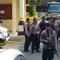 Polisi berjaga setelah pelaku bom bunuh diri meledakkan dirinya di Mapolrestabes Medan, Sumatera Utara, Rabu (13/11/2019). Area Mapolrestabes Medan dijaga ketat aparat kepolisian bersenjata lengkap. (Rahmad SURYADI/AFP)