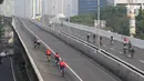 Sejumlah pengguna sepeda road bike melintas di Jalan Layang Non Tol (JLNT) Kampung Melayu-Tanah Abang, Jakarta, Minggu (30/5/2021). Dinas Perhubungan DKI Jakarta melakukan uji coba lintasan road bike JLNT Kampung Melayu-Tanah Abang tahap kedua pada pukul 05.00-08.00 WIB. (Liputan6.com/Herman Zakhari