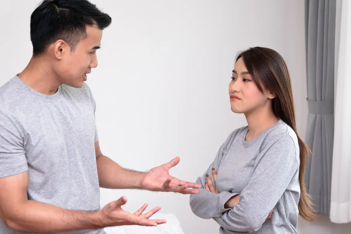 perempuan dan pasangan bertengkar lagi