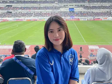 Vivi Novika selalu memberikan dukungan nyata untuk Alfeandra Dewangga. Vivi hadir di tribun stadion Jatidiri Semarang. Vivi hadir mengenakan pakaian PSIS Semarang yang membuatnya kian cantik menawan. Tak heran, Dewangga sangat semangat saat tahu Vivi mendukungnya. (Liputan6.com/IG/@viviinovika)