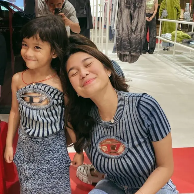 6 Foto Azizah Salsha Ini Hasil Jepretan Pratama Arhan, Romantis Bak Masih Pacaran