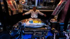 Kiyoshi Kimura, presiden Kiyomura Co., berpose dengan ikan tuna sirip biru yang memenangkan penawaran tertinggi pada lelang tahunan “Tahun Baru” di Tokyo, Senin, 5 Januari 2026. Acara tahunan lelang ikan tuna di Pasar Ikan Toyosu, Tokyo kembali digelar. (AP Photo/Louise Delmotte)