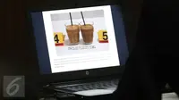 Layar laptop menampilkan gambar gelas berisi kopi saat sidang kasus kematian Wayan Mirna Salihin di PN Jakarta Pusat, Rabu (3/8). Nursamran menyatakan salah satu efek apabila terkena sianida, bagian tubuh akan gatal-gatal.(Liputan6.com/Immanuel Antonius)