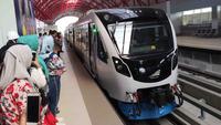 Cerita Penumpang LRT Mogok, Jalan di Rel sampai Seribu Langkah saat Evakuasi
