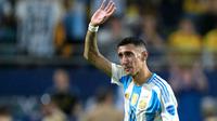 Pemain Argentina, Angel Di Maria, meninggalkan lapangan sembari melambaikan tangan setelah diganti pada final Copa America 2024 kontra Kolombia di Hard Rock Stadium, Miami, Florida, Senin (15/7/2024) pagi WIB. (AFP/Juan Mabromata)