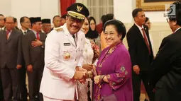 Ketum PDIP Megawati Soekarnoputri memberi selamat kepada Gubernur DKI Jakarta, Djarot Saiful Hidayat usai dilantik di Istana Negara, Jakarta, Kamis (15/6). Djarot dilantik untuk sisa periode 2012-2017. (Liputan6.com/Angga Yuniar)