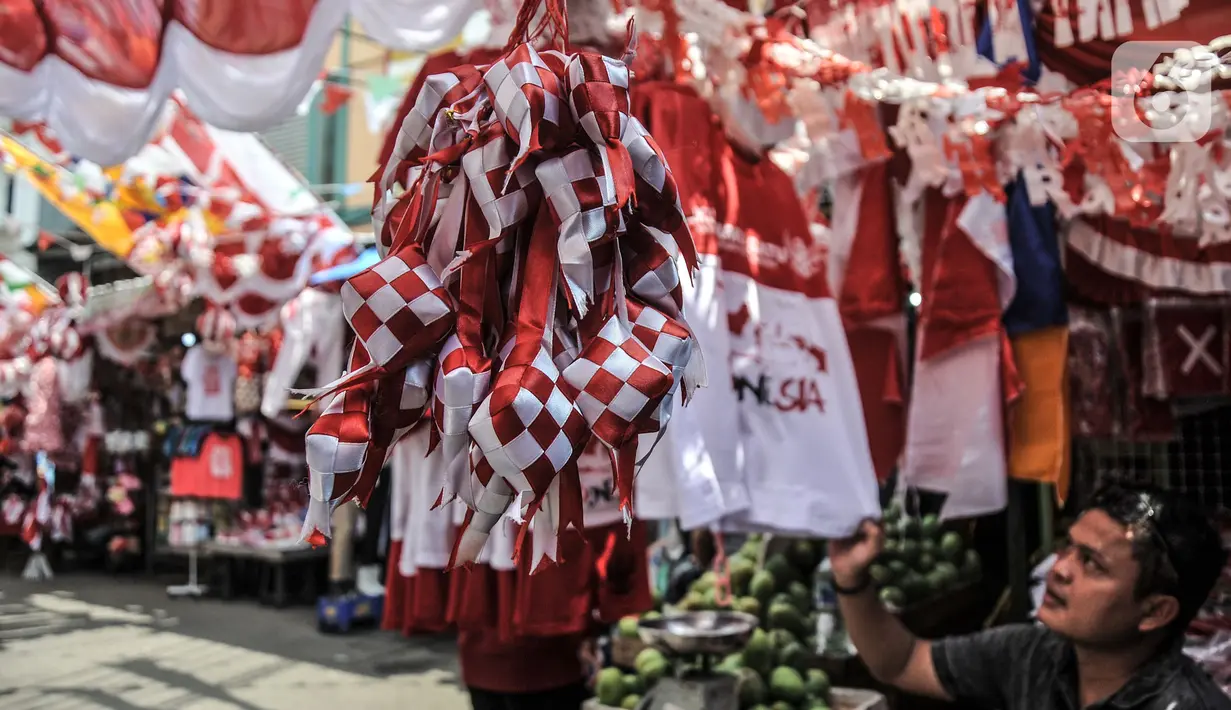 Pedagang saat menunggu pembeli di salah satu toko pernak-pernik HUT Kemerdekaan RI di Pasar Jatinegara, Jakarta, Minggu (8/8/2021). Pedagang mengaku penjualan bendera dan pernak-pernik bernuansa Kemerdekaan RI merosot hingga 70 persen dibandingkan tahun lalu. (merdeka.com/Iqbal S. Nugroho)
