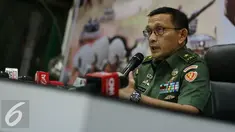 Kadispenad MS Fadhilah memberikan keterangan kepada awak media terkait jatuhnya Helikopter Bell 205 milik TNI AD jatuh di kawasan Sleman sore ini di Media Center Dinas Penerangan Angkatan Darat, Jakarta, Jumat (8/7). (Liputan6.com/Faizal Fanani)