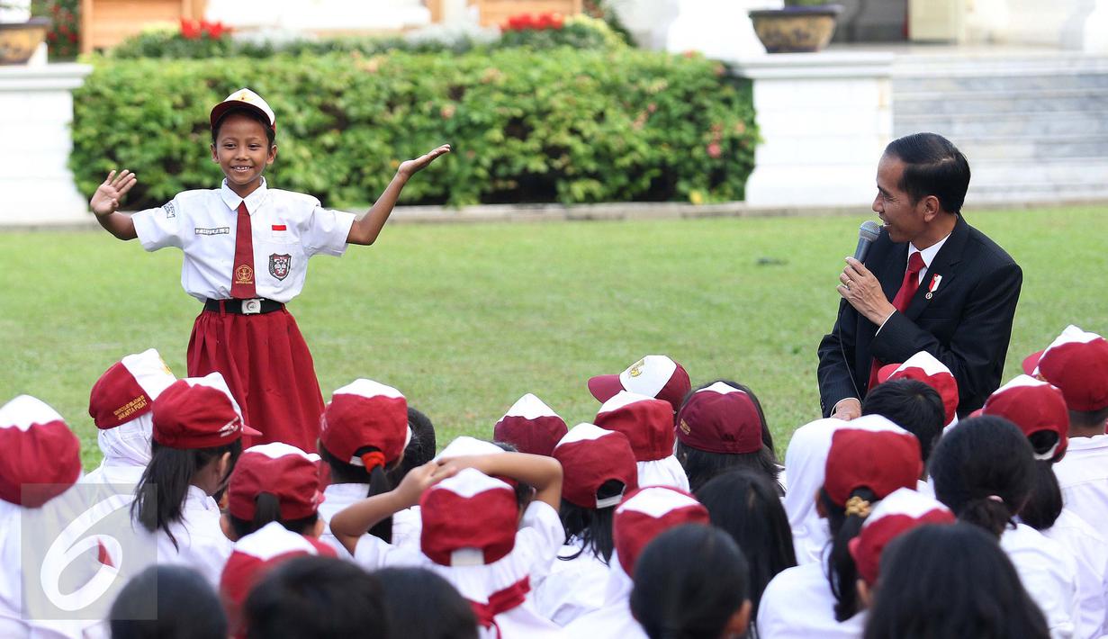 Seorang siswi menari didepan Presiden Jokowi dan pelajar lainnya di halaman tengah Istana, Jakarta, Rabu (17/5). Dalam kegiatan ini Jokowi mendongeng untuk anak-anak dengan cerita 'Lutung Kasarung'. (Liputan6.com/Angga Yuniar)