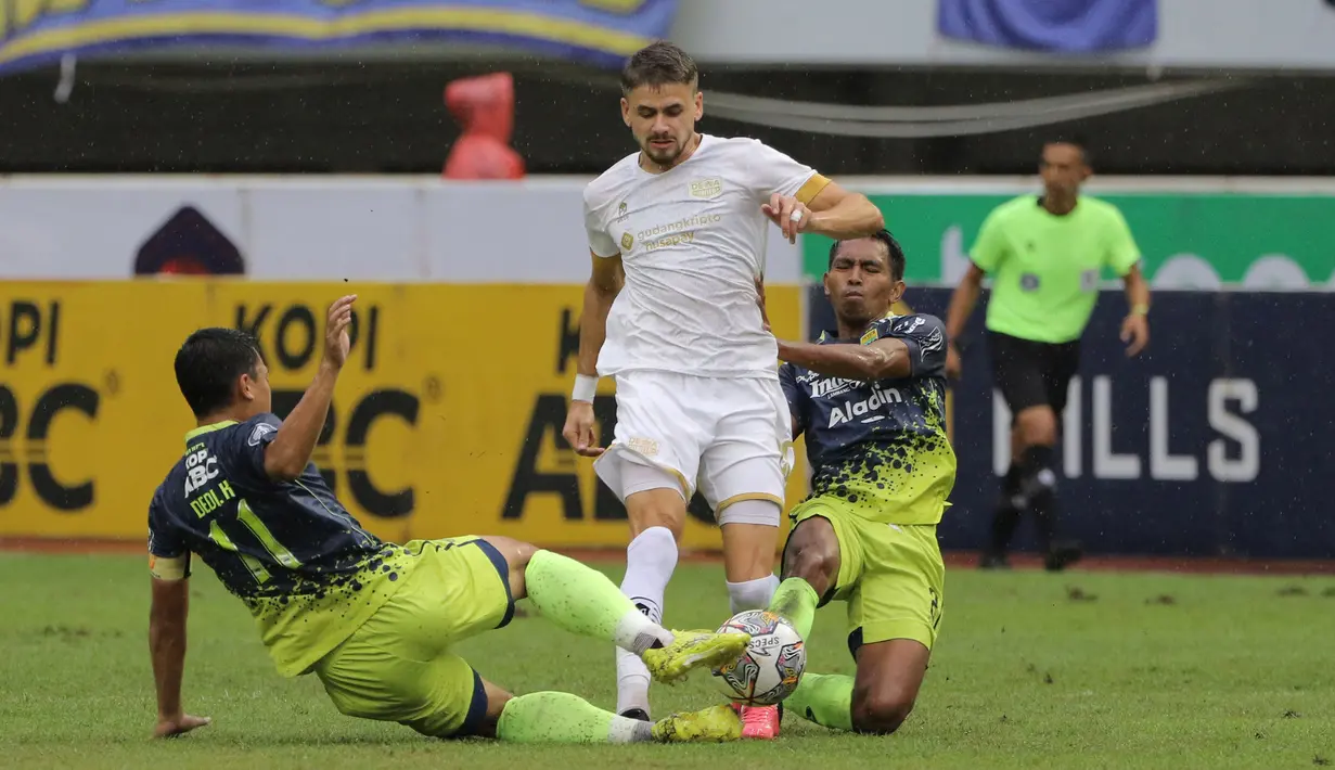 Pemain Dewa United, Majed Osman Sobhi (tengah), berusaha melewati hadangan pemain Persib Bandung dalam pertandingan pekan ke-31 BRI Liga 1 2022/2023 melawan Dewa United yang berlangsung di stadion Pakansari, Cibinong, Senin (20/3/2023). (Bola.com/Ikhwan Yanuar)