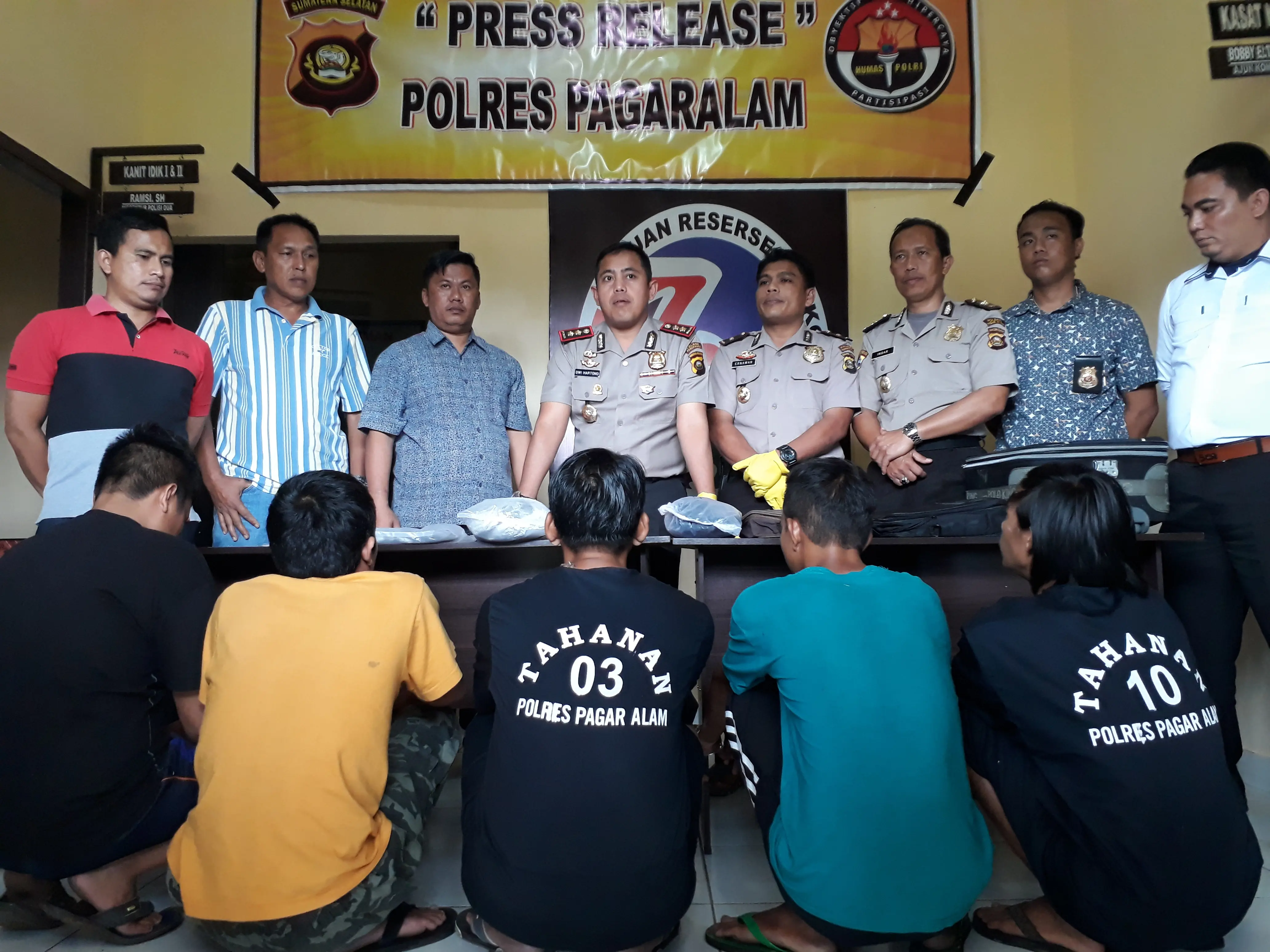 Para pengedar narkoba jenis ganja yang ditangkap Polres Pagaralam (Liputan6.com / Nefri Inge)