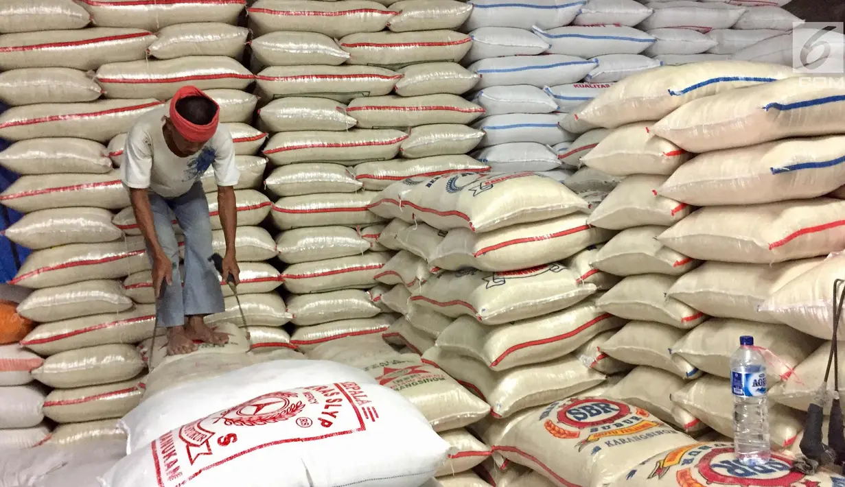 Pekerja mengambil karung beras di Pasar Induk Beras Cipinang, Jakarta, Senin (15/1). Wagub Sandiaga Uno mengatakan Pemprov DKI akan selalu membeli beras Sulawesi dan Banten karena lebih memprioritaskan beras dari petani. (Liputan6.com/Immanuel Antonius)