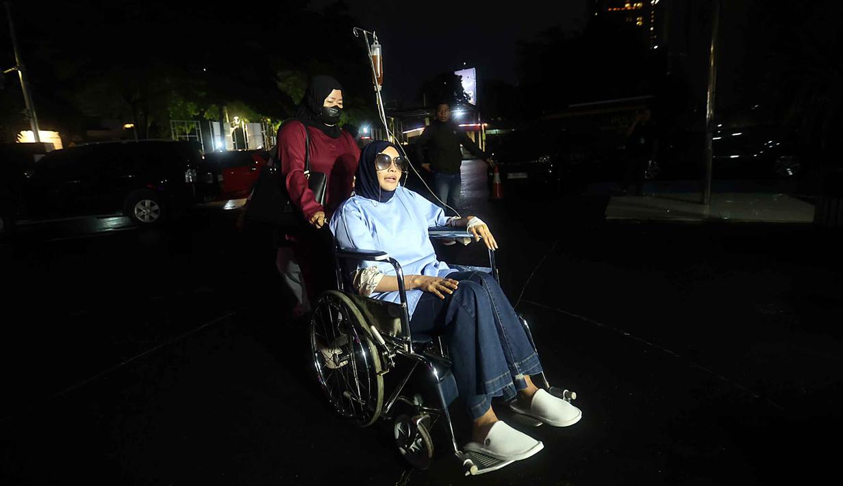 Kedatangannya untuk menjalani pemeriksaan perdana sebagai tersangka dalam kasus dugaan pencemaran nama baik terhadap dr. Richard Lee. Tampak dalam foto, Samira Farahnaz atau yang biasa dikenal sebagai Dokter Detektif alias Doktif saat tiba di Mapolres Metro Jakarta Selatan, Kamis (22/1/2026). (Kapanlagi.com/Budy Santoso)