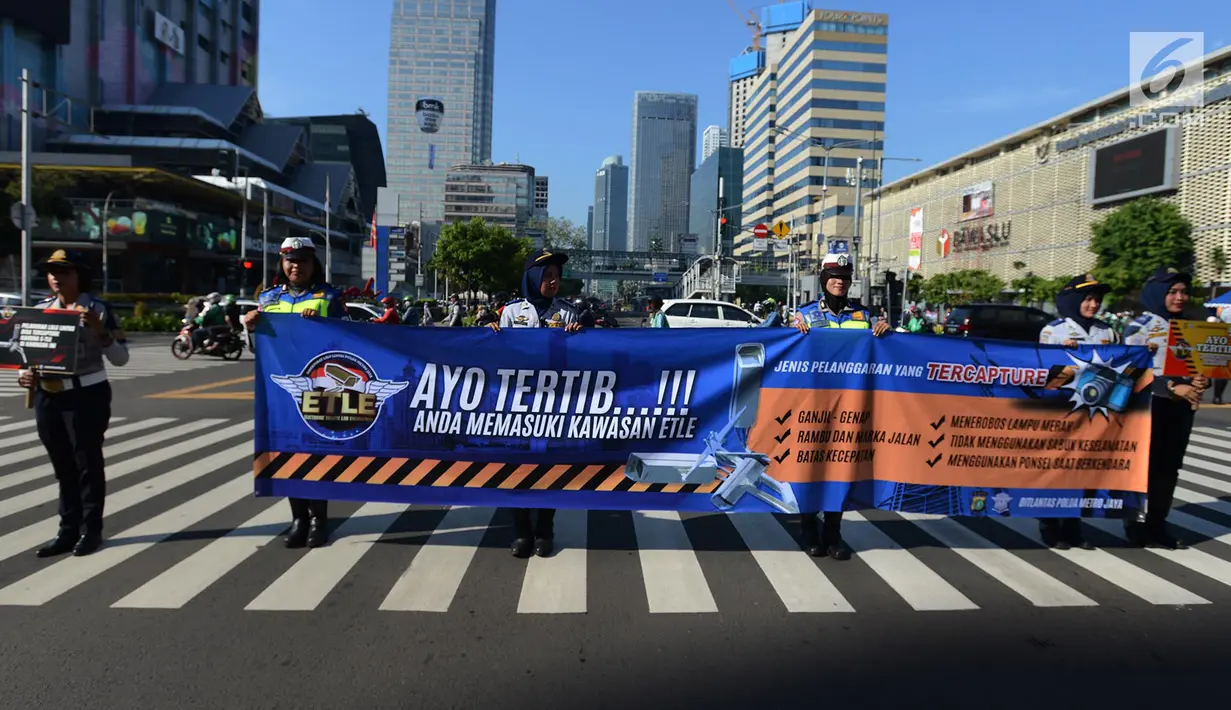 Polda Metro Jaya mensosialisasikan terkait penambahan kamera untuk mendukung penerapan sistem Electronic Traffic Law Enforcement (E-TLE) atau tilang elektronik di Jalan Thamrin, Jakarta, Kamis (25/4). Sebanyak 10 kamera baru ditambah untuk mendukung sistem tilang elektronik (merdeka.com/Imam Buhori)