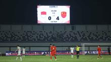 Di babak pertama, China menutup laga dengan keunggulan 4-0. Tampak dalam foto, papan skor menunjukkan hasil pertandingan babak pertama antara Timnas Indonesia U-17 dan China dalam laga uji coba di Indomilk Arena, Tangerang, Banten, Minggu (8/2/2026). (Bola.com/M Iqbal Ichsan)