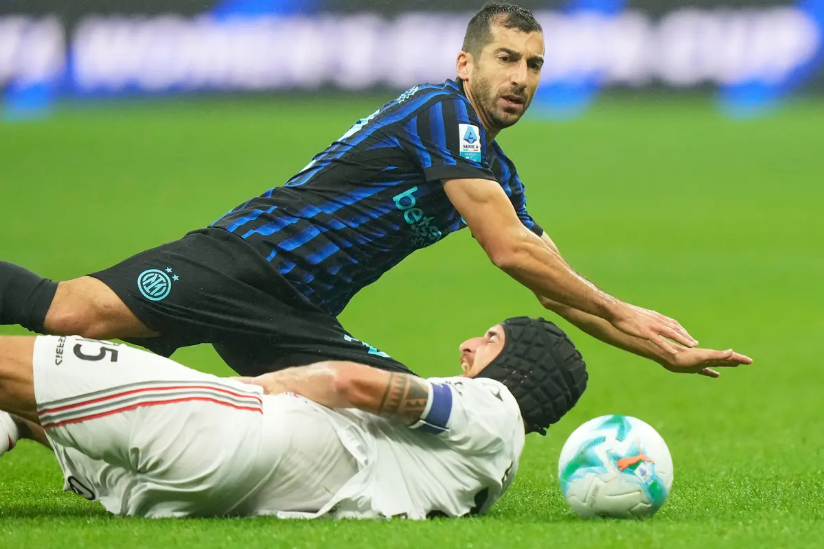 Henrikh Mkhitaryan berebut bola dengan Matteo Bianchetti
