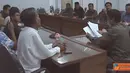 Citizen6, Jember: Perwakilan warga Dusun Mandilis, Desa Sanenrejo yang menjadi korban erosi Sungai Mandilis menemui Komisi C DPRD Kabupaten Jember didampingi oleh DPC relawan perjuangan demokrasi (REPDEM) Jember, Senin (18/4). (Pengirim: Sapto Raharjanto)