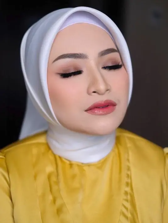 Dalam berbagai kesempatan Nathalie Holscher memastikan perceraian tak akan membuat Sule susah ketemu si bungsu. Pintu silaturahmi tetap terbuka lebar untuk sang komedian. “Bebas dong, di mana-mana aku selalu bilang bahwa Adzam ini terbuka pokoknya. Kalau misalnya teteh mau main ke rumah silakan pintu terbuka lebar,” kata Nathalie Holscher, kami lansir dari video interviu di kanal YouTube KH Infotainment, Rabu (3/8/2022). (Foto: Dok. Instagram @nathalieholscher)