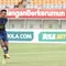 Pemain Persela Lamongan, Melvyn Lorenzen menendang bola dari titik pinalti yang membuahkan gol ke gawang Persik Kediri dalam laga Grup C Piala Menpora 2021 di Stadion Si Jalak Harupat, Bandung, Rabu (7/4/2021). (Bola.com/Ikhwan Yanuar)
