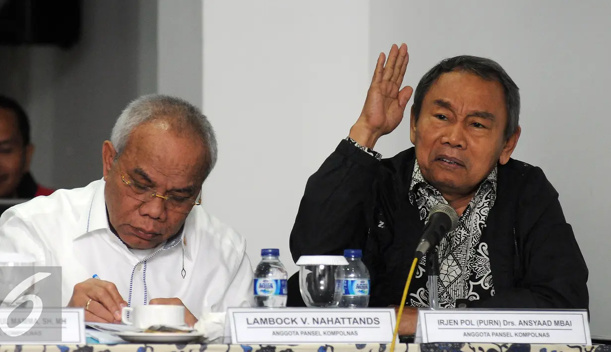 Anggota Pansel Kompolnas, Irjen Pol (purn) Ansyaad Mbai (kanan) mengajukan pertanyaan pada salah satu peserta seleksi Calon Anggota Kompolnas 2016-2020 di Jakarta, Rabu (6/4/2016). 24 peserta mengikuti wawancara terbuka. (Liputan6.com/Helmi Fithriansyah)