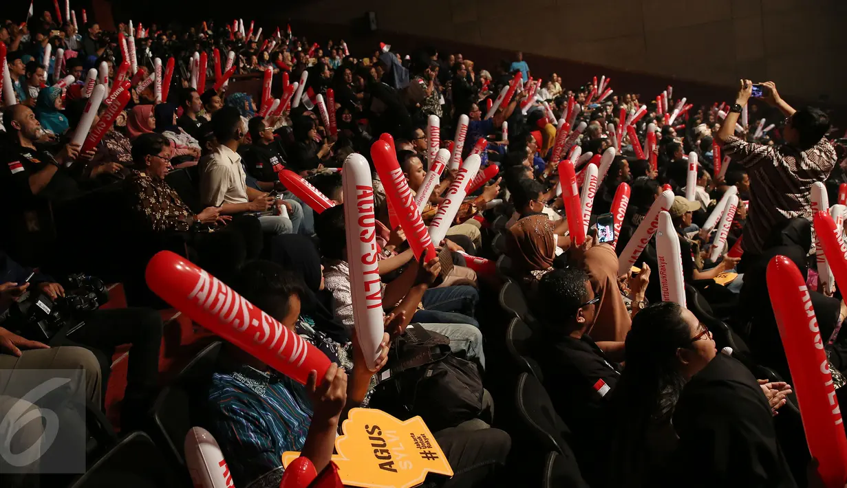  Pendukung Agus-Sylvi saat mendengarkan pidato politik AHY di Jakarta, Minggu (27/11). (Liputan6.com/Johan Tallo)