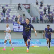 Laskar Pendekar Cisadane justru mampu memperlebar keunggulan lewat eksekusi titik putih Andreij Aleksa sekaligus membawa Persita unggul 2-0 hingga laga tuntas. Tampak dalam foto, pemain Persita, Aleksa Andrejic (kedua kiri) merayakan golnya ke gawang Borneo FC pada pertandingan pekan ke-17 BRI Super League 2025/2026 di Stadion Indomilk Arena, Tangerang, Banten, Jumat (9/1/2026). (Bola.com/Bagaskara Lazuardi)