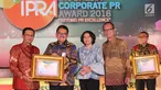 Direktur Bisnis Bank DKI, Antonius W. Mulyono (kedua dari kiri) menerima penghargaan Indonesia Corporate PR Award 2018 kategori Top 8 Popular Company in Banking Sector dari Fadel Muhammad di Jakarta, (24/08). (Liputan6.com/HO/Budi)