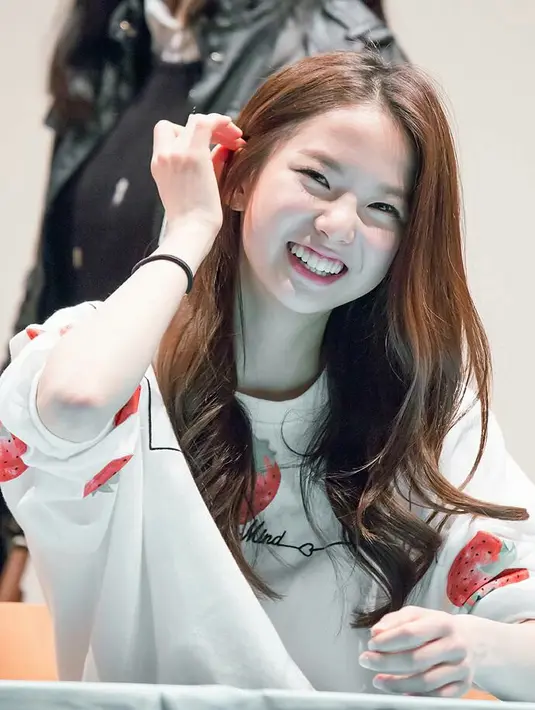 Selain punya wajah yang manis, Yujin CLC juga punya gigi yang sempurna. Hal itu membuatnya terlihat semakin manis saat tersenyum. (Foto: pinterest.co.uk)