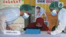 Lewat Video Call, Keluarga Pasien COVID-19 Lepas Rindu: Perawat medis menyiapkan fasilitas kunjungan keluarga pasien di RSCM Jakarta, Selasa (26/5/2020). RSCM menyiapkan fasilitas kunjungan virtual bagi keluarga untuk berkomunikasi langsung dengan pasien COVID-19. (merdeka.com/Imam Buhori)