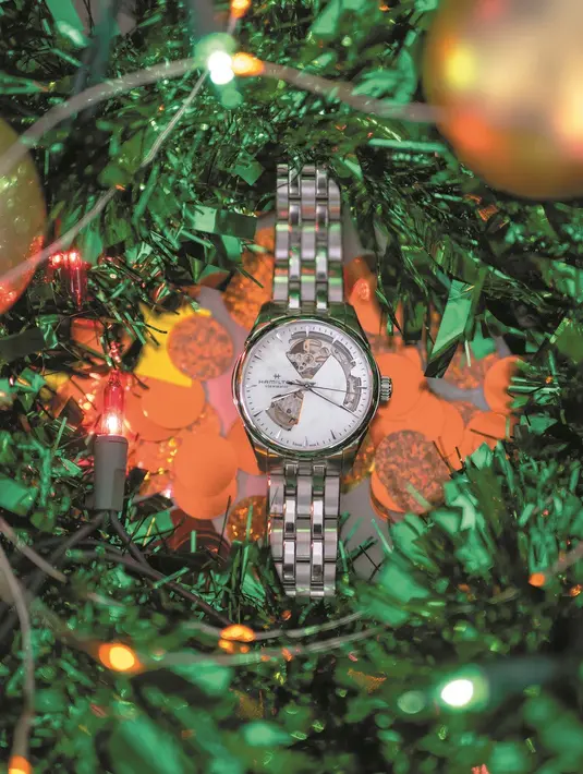 Koleksi jam tangan keren terbaru dari Hamilton lainnya adalah Jazzmaster Open Heart yang memperlihatkan mesin pada pelat jam. Jam tangan ini merupakan hadiah akhir tahun yang sempurna. (dok/Hamilton).