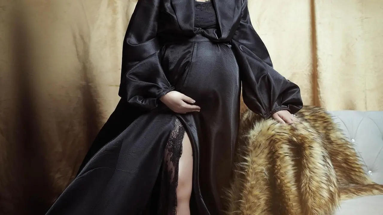 5 Pemotretan Maternity Shoot Audi Marissa dengan Gaun Hitam, Tampil Elegan