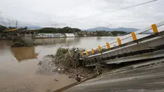 Sebuah jembatan hancur akibat serangan topan Rammasun, di Batangas, Manila, (17/7/2014). (REUTERS/Erik De Castro)