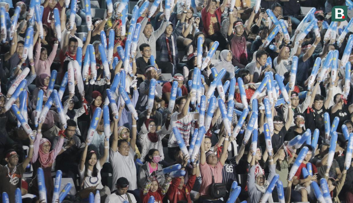 Kemeriahan fans Indonesia saat menyaksikan Blilbli Indonesia Open 2018 di Istora Senayan, Jakarta, Minggu, (8/7/2018). Indonesia memborong dua gelar melalui Kevin/Marcus dan Tontowi Ahmad/Liliyana Natsir. (Bola.com/M Iqbal Ichsan)