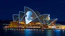 Layar Opera House menyala dengan potret Ratu Elizebeth II di Sydney, Jumat (9/9/2022). Sydney Opera House yang terletak di Australia dibuka oleh Ratu Elizabeth II. Gedung tersebut dikenal sebagai landmark Australia yang sekarang ikon pada 20 Oktober 1973. (AP Photo/Mark Baker)