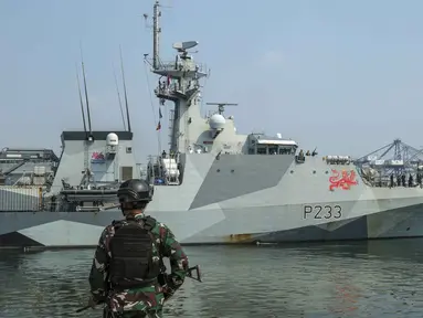 Personel Korps Marinir Indonesia menyambut kedatangan Kapal Perang Kerajaan Inggris His Majesty’s Ship (HMS) Tamar di Pelabuhan Tanjung Priok, Jakarta pada Rabu 17 Juni 2026. (BAY ISMOYO/AFP)