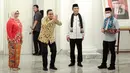 Gubernur DKI Jakarta Anies Baswedan (kedua kiri) ditemani istri Fery Farhati (kiri) memberi isyarat saat menyapa para Aparatur Sipil Negara (ASN) di Balai Kota DKI Jakarta, Jumat (14/10/2022). Di hari terakhir menjabat sebagai Gubernur DKI Jakarta, Anies Baswedan menyempatkan diri untuk menyapa ASN di Balai Kota. (Liputan6.com/Faizal Fanani)