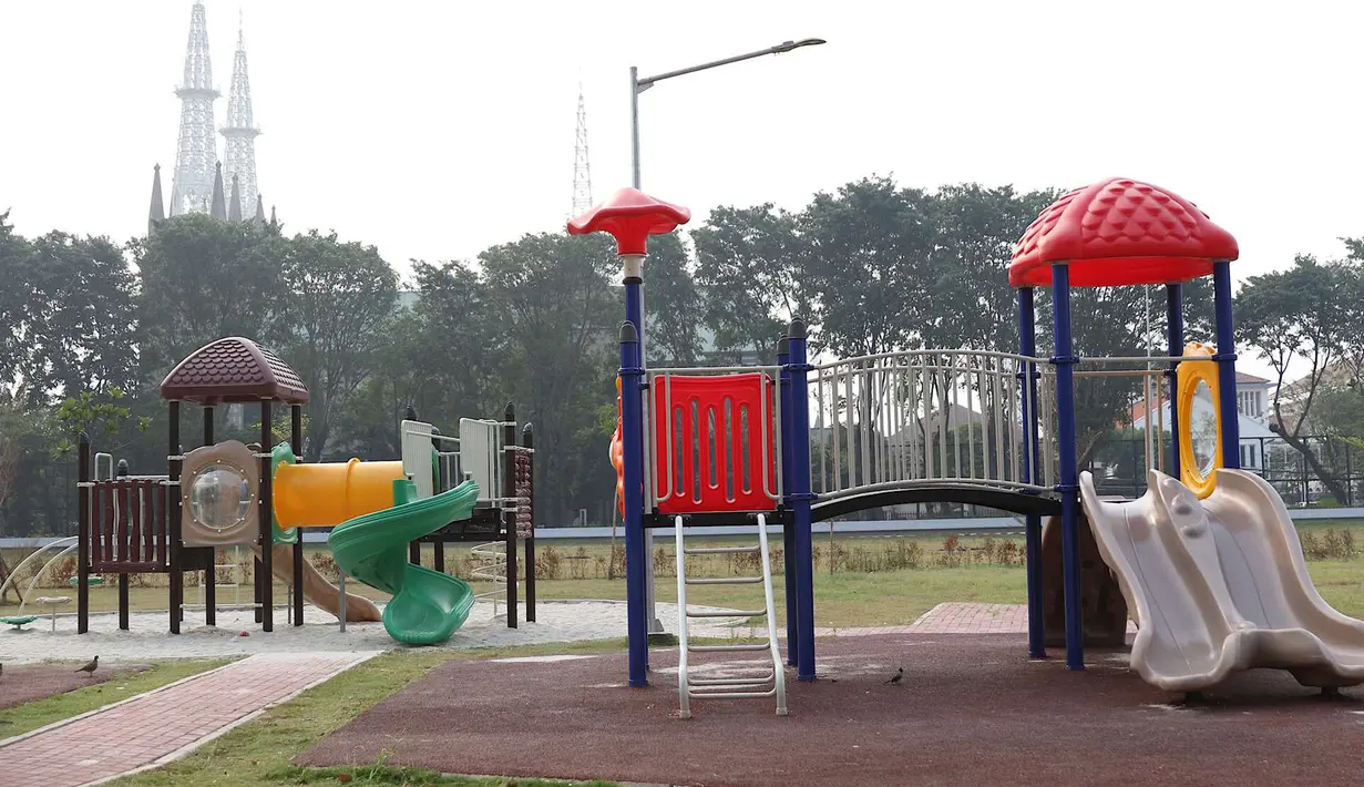 Taman bermain anak di Lapangan Banteng, Jakarta, Selasa (3/7). Lapangan Banteng kini dilengkapi dengan lapangan bola, jogging track, lapangan voli, lapangan basket, dan juga lahan yang dipakai bermain badminton. (Liputan6.com/Immanuel Antonius)
